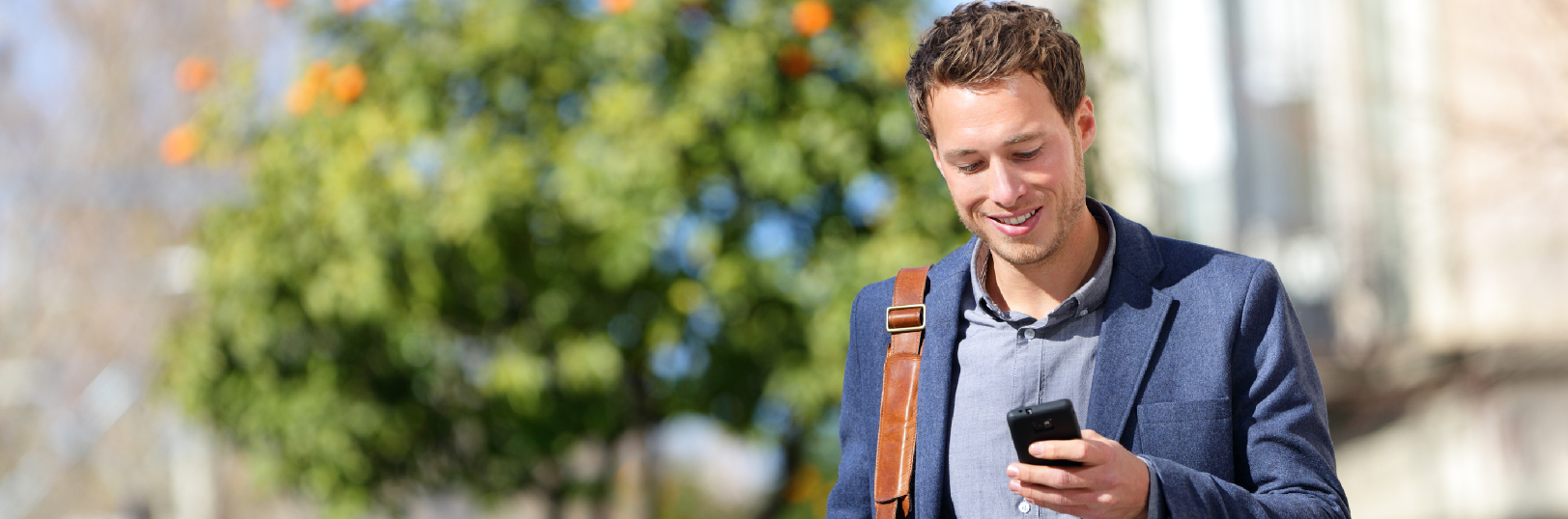 Homme avec smartphone fond vert